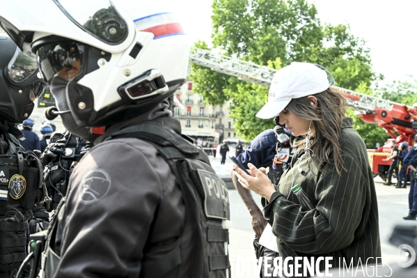 Rassemblement soutien Palestine, place de la République. Manifestants déscendus de force de la statue par des policiers grimpeurs.