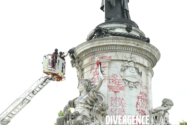 Rassemblement soutien Palestine, place de la République. Manifestants déscendus de force de la statue par des policiers grimpeurs.