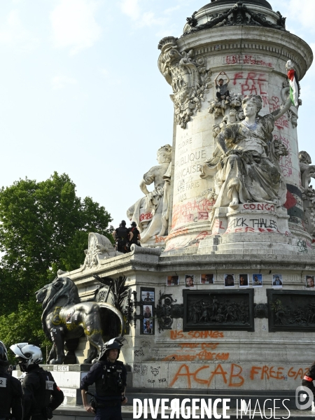 Rassemblement soutien Palestine, place de la République. Manifestants déscendus de force de la statue par des policiers grimpeurs.