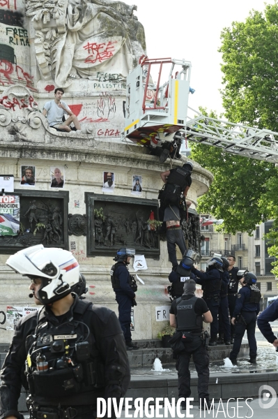 Rassemblement soutien Palestine, place de la République. Manifestants déscendus de force de la statue par des policiers grimpeurs.