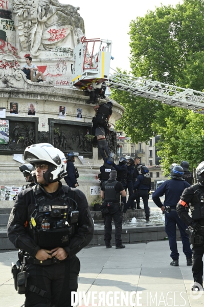Rassemblement soutien Palestine, place de la République. Manifestants déscendus de force de la statue par des policiers grimpeurs.