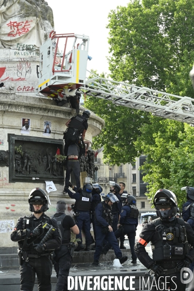 Rassemblement soutien Palestine, place de la République. Manifestants déscendus de force de la statue par des policiers grimpeurs.