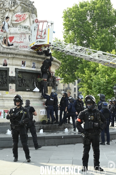 Rassemblement soutien Palestine, place de la République. Manifestants déscendus de force de la statue par des policiers grimpeurs.