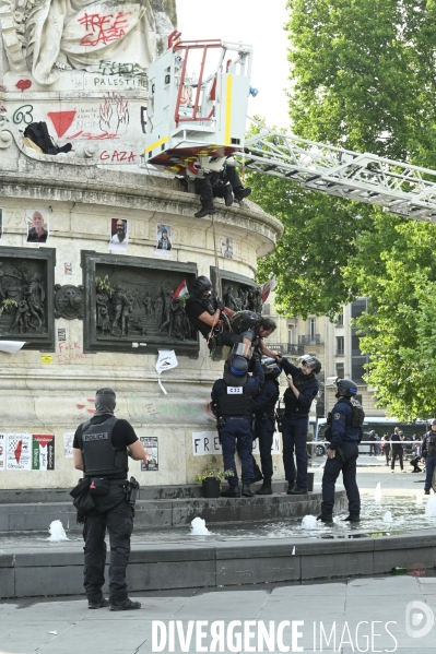 Rassemblement soutien Palestine, place de la République. Manifestants déscendus de force de la statue par des policiers grimpeurs.
