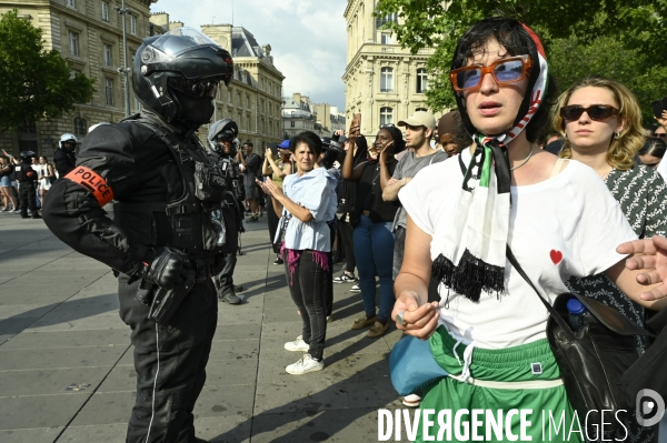 Rassemblement soutien Palestine, place de la République. Manifestants déscendus de force de la statue par des policiers grimpeurs.