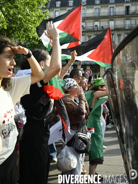 Rassemblement soutien Palestine, place de la République. Manifestants déscendus de force de la statue par des policiers grimpeurs.