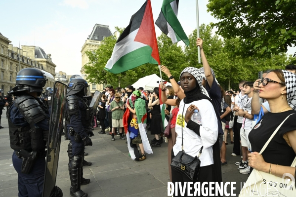 Rassemblement soutien Palestine, place de la République. Manifestants déscendus de force de la statue par des policiers grimpeurs.