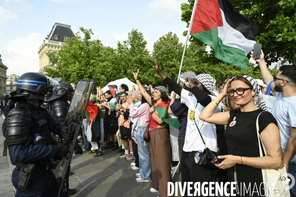 Rassemblement soutien Palestine, place de la République. Manifestants déscendus de force de la statue par des policiers grimpeurs.