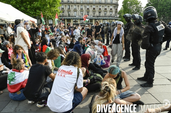 Rassemblement soutien Palestine, place de la République. Manifestants déscendus de force de la statue par des policiers grimpeurs.