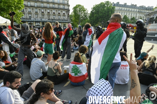 Rassemblement soutien Palestine, place de la République. Manifestants déscendus de force de la statue par des policiers grimpeurs.