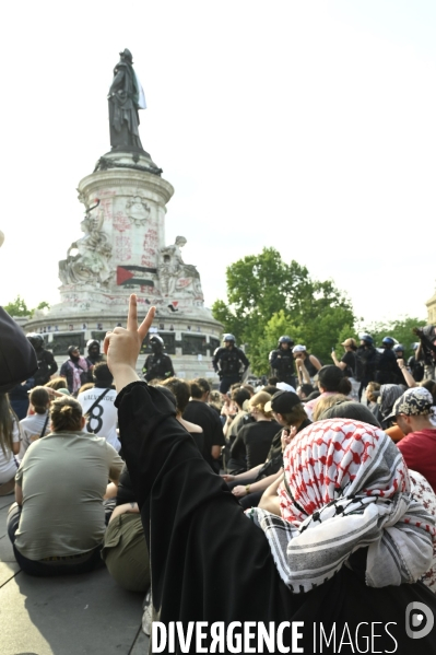 Rassemblement soutien Palestine, place de la République. Manifestants déscendus de force de la statue par des policiers grimpeurs.