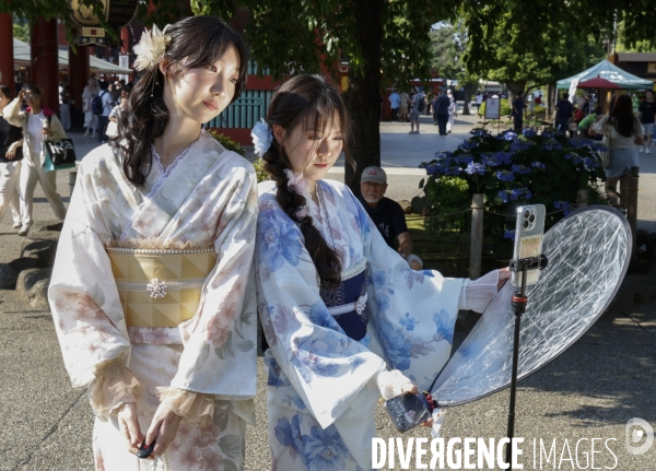 Le gens qui viennent au temple senso-ji tokyo