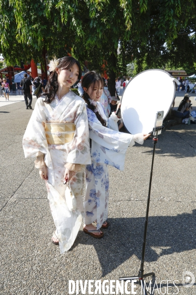 Le gens qui viennent au temple senso-ji tokyo