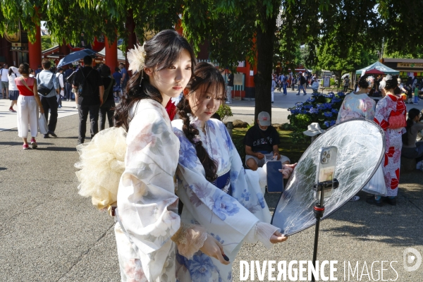 Le gens qui viennent au temple senso-ji tokyo
