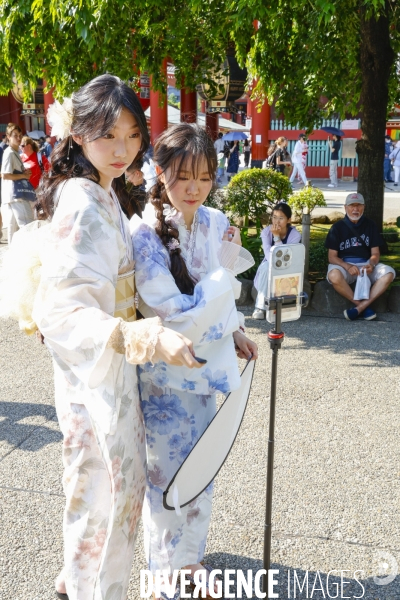 Le gens qui viennent au temple senso-ji tokyo