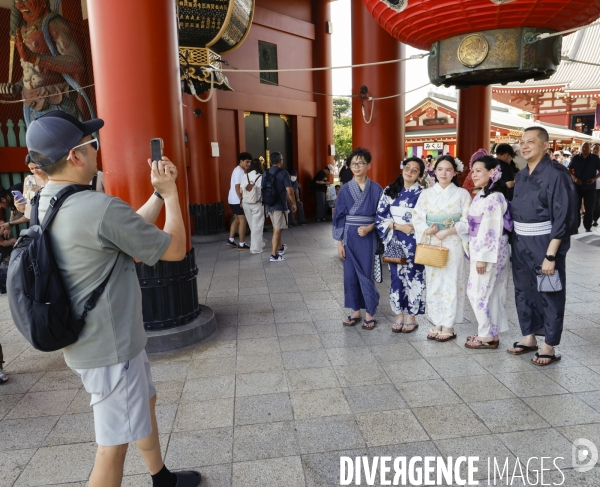Le gens qui viennent au temple senso-ji tokyo