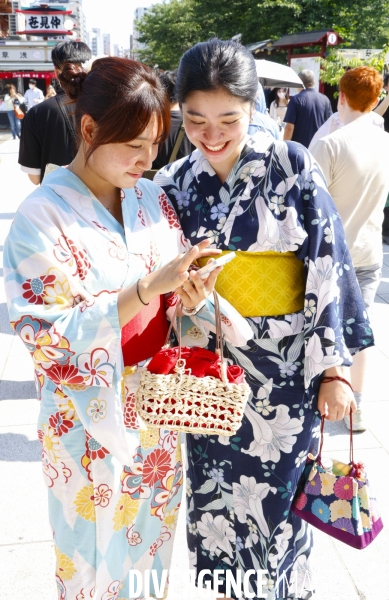 Le gens qui viennent au temple senso-ji tokyo