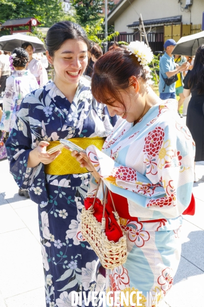 Le gens qui viennent au temple senso-ji tokyo