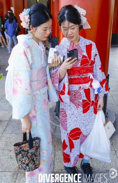 Le gens qui viennent au temple senso-ji tokyo