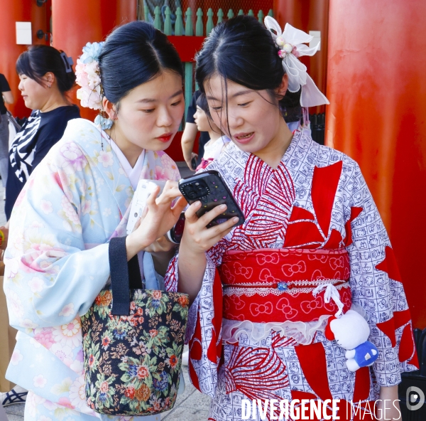 Le gens qui viennent au temple senso-ji tokyo