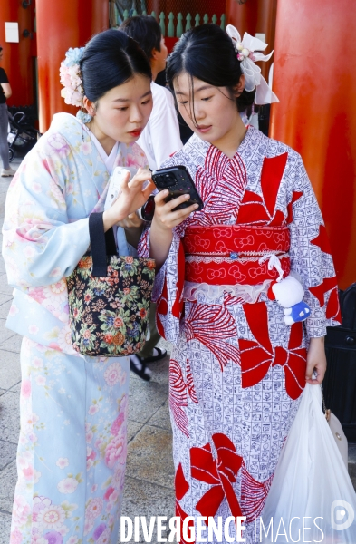 Le gens qui viennent au temple senso-ji tokyo