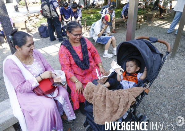 Le gens qui viennent au temple senso-ji tokyo