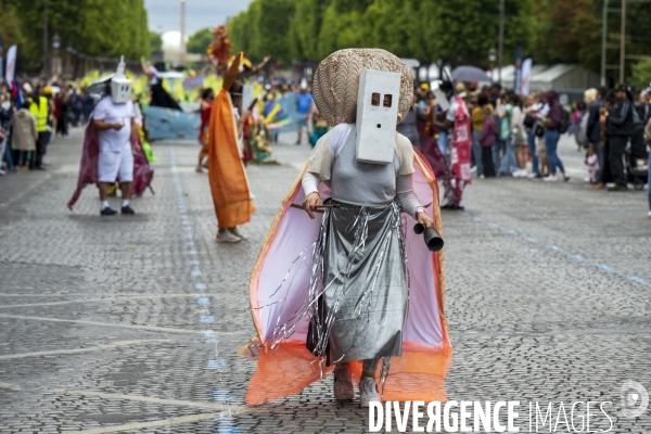 L  Amazonie : Theme du 25e Carnaval Tropical de Paris