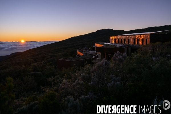 La reunion : construction du gite du volcan