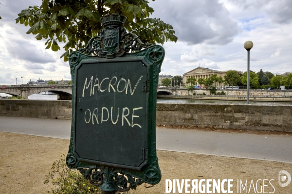 Face à l assemblée nationale, un graffiti  Macron ordure 