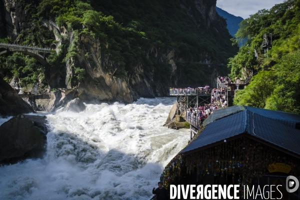 Des touristes chinois Visitent les gorges du saut du tigre en Chine