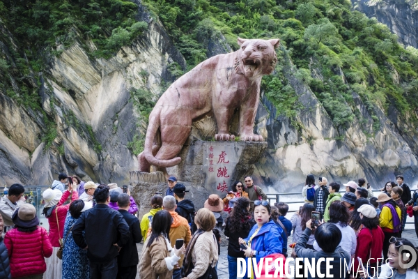 Des touristes chinois Visitent les gorges du saut du tigre en Chine