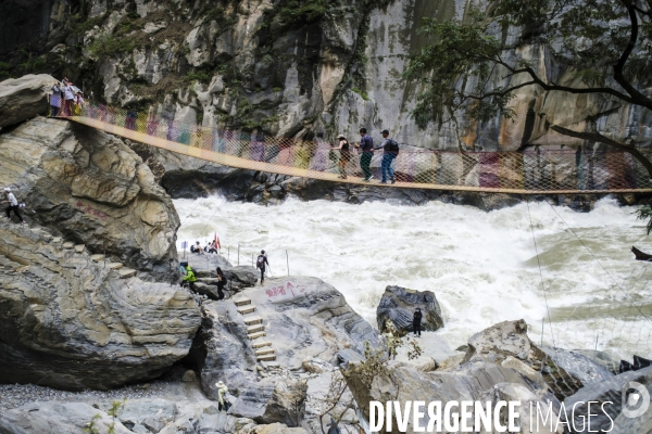 Des touristes chinois Visitent les gorges du saut du tigre en Chine