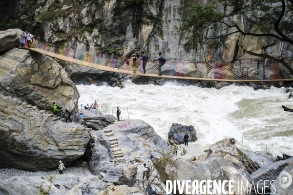 Des touristes chinois Visitent les gorges du saut du tigre en Chine