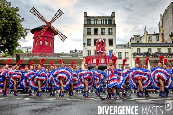 Les danseuses du Moulin Rouge au passage du Tour de France