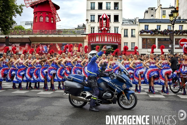 Les danseuses du Moulin Rouge au passage du Tour de France