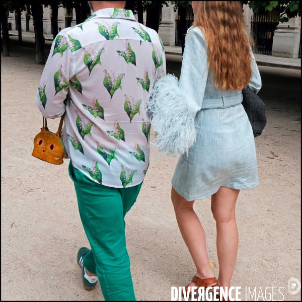 Au Palais Royal, clochettes de muguet, sac à main minet et pompons bleu polaire