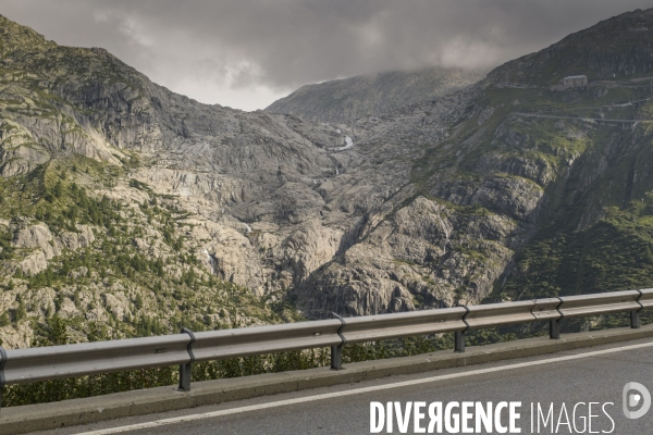 La grande fonte dans la montagne