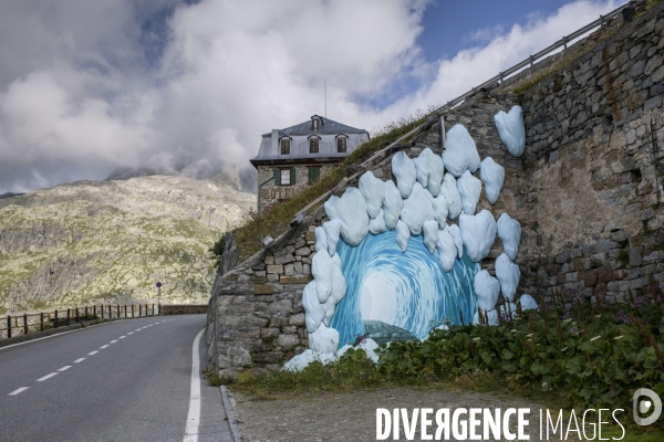 La grande fonte dans la montagne