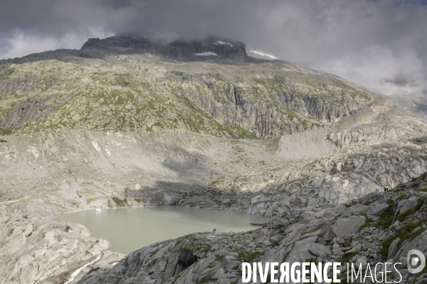 La grande fonte dans la montagne