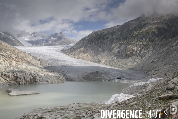La grande fonte dans la montagne