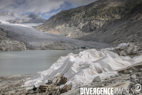 La grande fonte dans la montagne