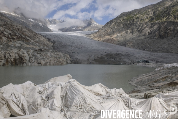 La grande fonte dans la montagne