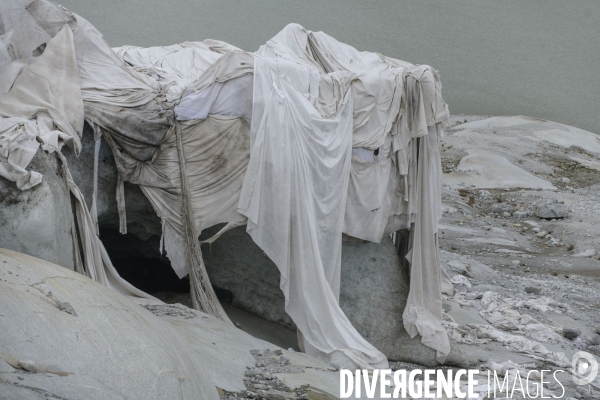 La grande fonte dans la montagne