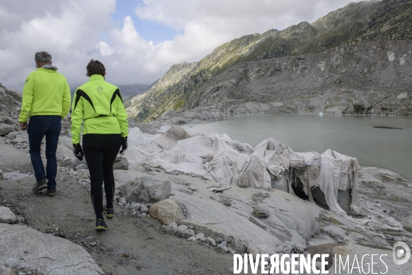 La grande fonte dans la montagne