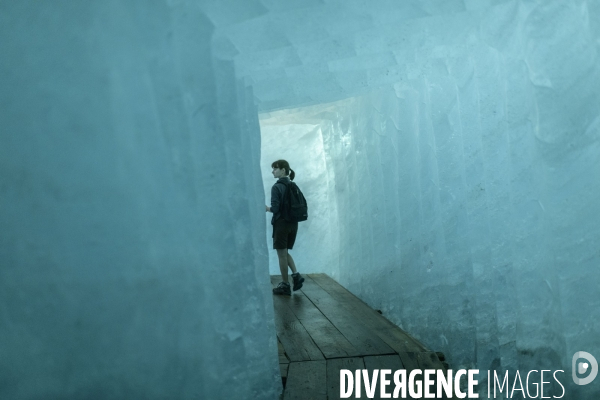 La grande fonte dans la montagne