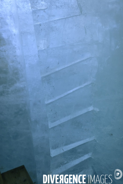 La grande fonte dans la montagne