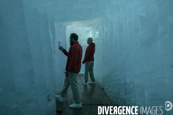 La grande fonte dans la montagne