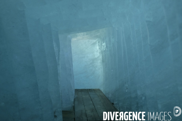 La grande fonte dans la montagne