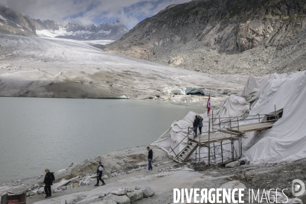 La grande fonte dans la montagne