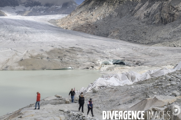 La grande fonte dans la montagne
